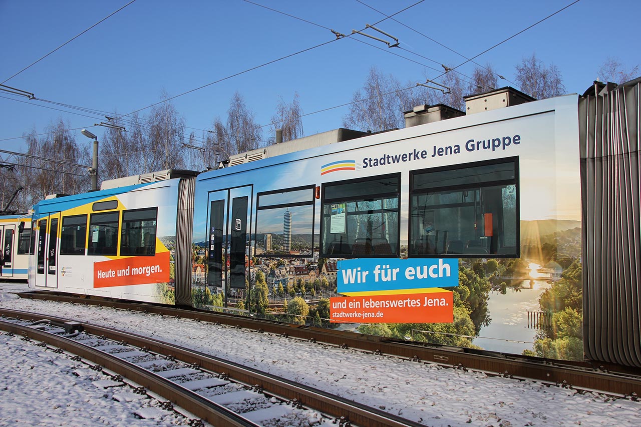 Wir für euch: Stadtwerke Jena Gruppe präsentiert sich auf neu gestalteter Straßenbahn, Foto: Stadtwerke Jena