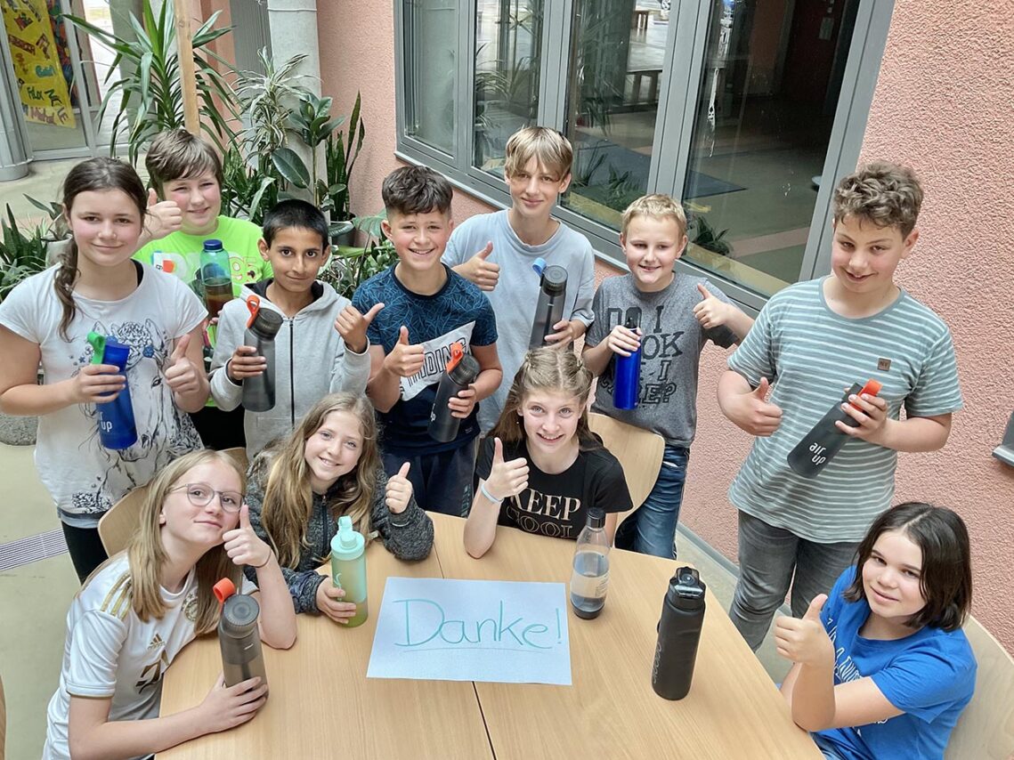 Die Schüler der Regelschule Prof. Franz-Huth aus Pößneck freuen sich: Für die 1.000 Euro aus dem Stadtwerke-Spendenprogramm wird ein Wasserspender für die Schule angeschafft. Foto: Stadtwerke Jena