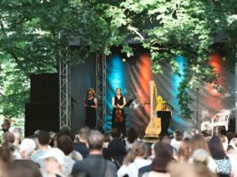 Klassische Musik im festlichen Ambiente des Botanischen Gartens. (Foto: Christoph Worsch/Universität Jena)