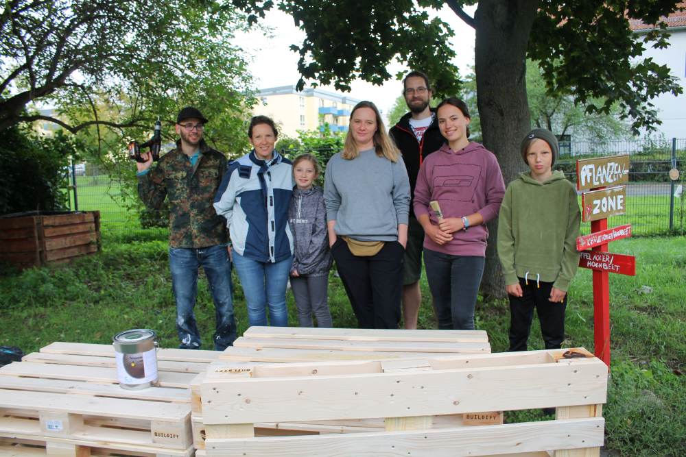 In Burgau warten bei der Kirchgemeinde Holzmöbel auf Sanierung (Bildquelle: Bürgerstiftung Jena Saale-Holzland, Archiv FWT 2022, bzw. 2021)