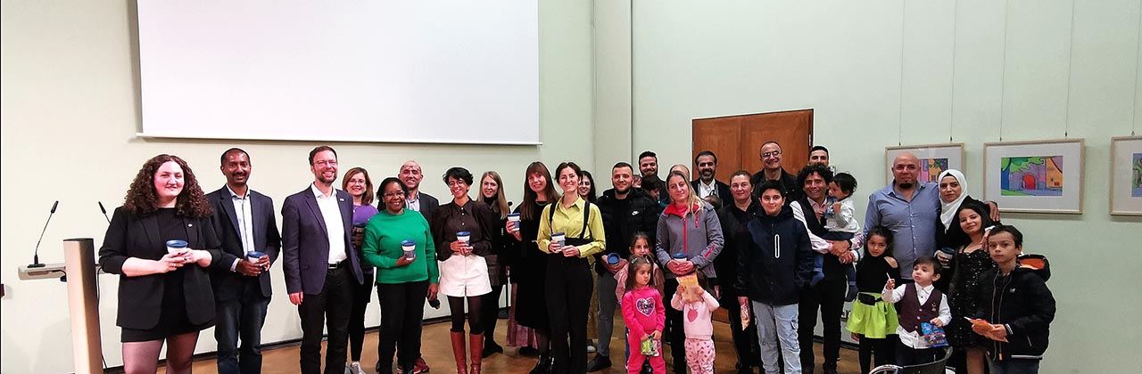 Oberbürgermeister Dr. Thomas Nitzsche überreichte allen Eingebürgerten eine Jena-Tasse und Süßigkeiten für die Kinder. Foto: Stadt Jena