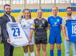 Präsentation der neuen Trikots der 1. Frauenmannschaft des FC Carl Zeiss Jena. Carsten Müller, Werkleiter von JenaKultur, Sportdezernent Benjamin Koppe (v.li.) und Tobias Wolfrum, Geschäftsführer der jenawohnen GmbH (re.) Foto: Nico Leistner / elf5 Jena GmbH