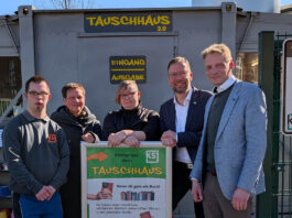 Die Mitarbeitenden Jonas und Annemarie (l. und Mitte) zusammen mit Sabine Jahn, Geschäftsführerin des Saale Betreuungswerks (2.v.l.), Oberbürgermeister Dr. Thomas Nitzsche (2.v.r.) und Jan Wosnitzka, Geschäftsbereichsleiter Kommunale Dienste beim KSJ (r.) // Foto: Stadt Jena