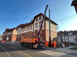 Einer der 34 neuen Masten, die im Zuge der Infrastrukturmaßnahme für die Straßenbahn in Jena-Nord neu gesetzt wurden. Nun können in einem nächsten Schritt Querfelder und Ausleger für die Längstragseile und Fahrdrähte montiert werden. © Jenaer Nahverkehr; Frank Schein