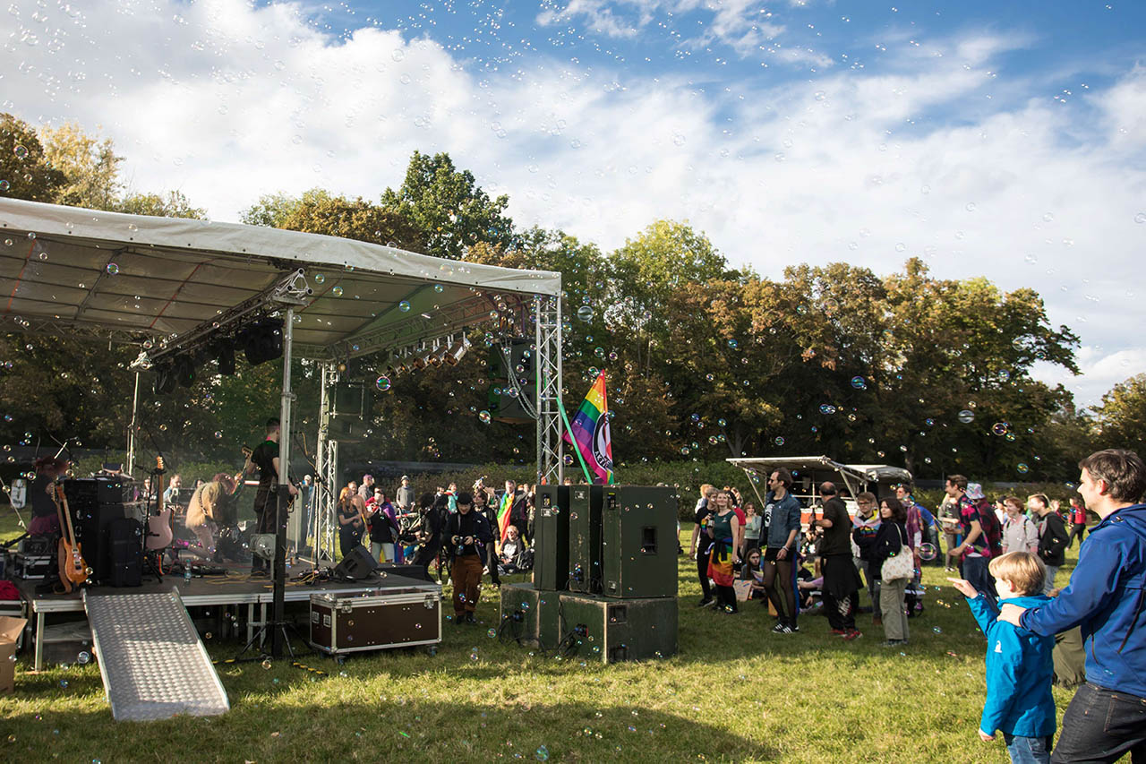 Um das Fest in vollem Umfang zu realisieren, wurde die Crowdfunding-Aktion „CSD Jena 2025 – Rasenfestbühne“ gestartet. Foto: CSD Jena/ Tina Peißker