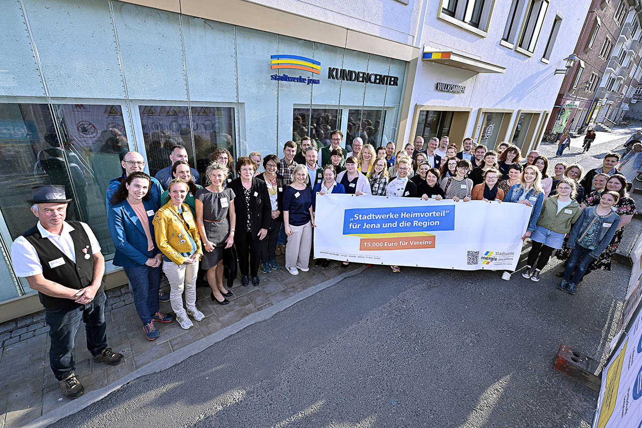 Gemeinsam stark für die Region: Vertreterinnen und Vertreter von den Stadtwerken Energie und der geförderten Vereine bei der Spendenübergabe des „Stadtwerke HEIMVORTEIL“ vor dem Kundencenter der Stadtwerke Jena Gruppe. Foto: J. Scheere // Stadtwerke Jena