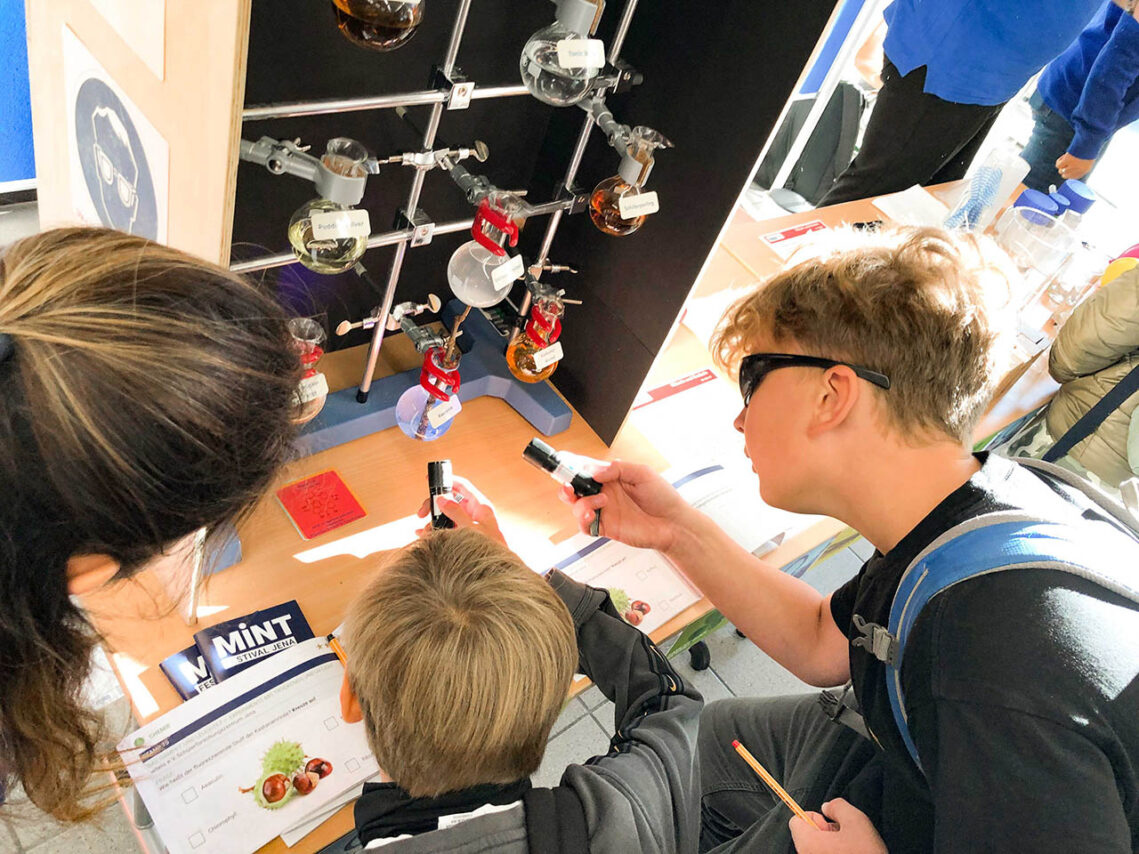 Kinder experimentieren am Stand des Vereins witelo eV während des 3. MINT-Festivals Jena 2023. Auch zum 4. MINT-Festival Jena 2025 wird es wieder eine umfangreiche Ausstellungslandschaft mit zahlreichen wissenschaftlichen Exponaten und Mitmach-Experimenten geben. (Foto: Carolin Thiel/Universität Jena).