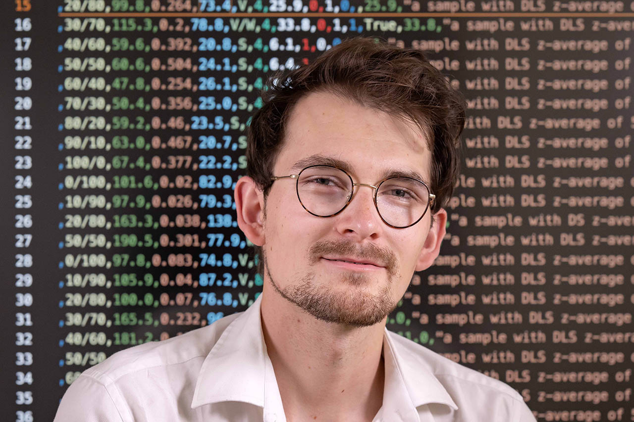 Dr. Kevin Jablonka untersucht an der Universität Jena die Leistungsfähigkeit von KI-Modellen bei chemischen Problemstellungen im Direktvergleich mit menschlichen Chemikerinnen und Chemikern. (Foto: Jens Meyer/Universität Jena).