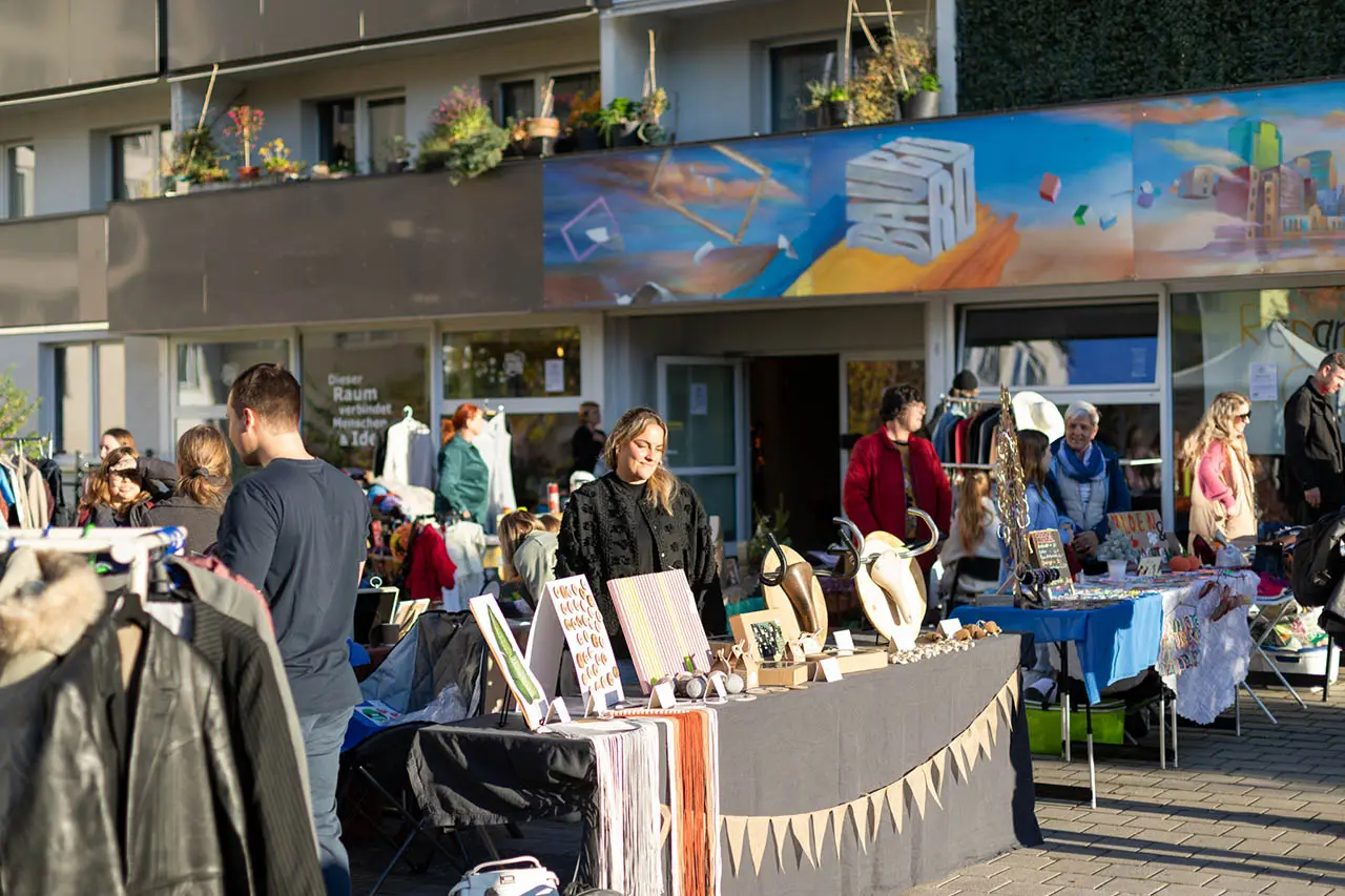 Zahlreiche Stände werden beim Floh- und Kreativmarkt vor dem Baubüro in Jena-Lobeda zum Stöbern und Entdecken einladen. Bildrechte: Tina Peißker / jenawohnen GmbH