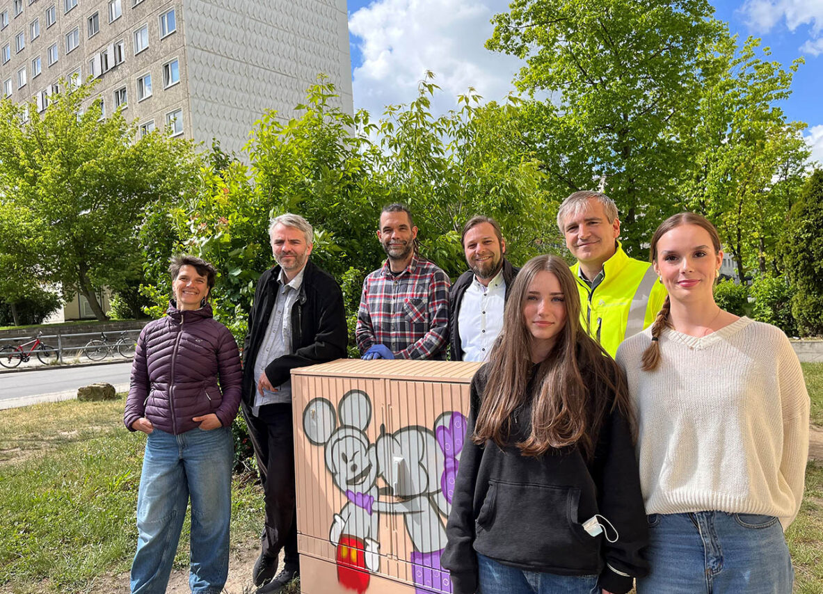 Gruppenbild – Freuen sich über das gelungene Ergebnis (vl): Kunstlehrerin Annelie Hirsch, Bürgerbudget-Vorschlaggeber Mathias Krauß, Künstler Sven Morawietz, Kai Ostermann von der Stadt Jena, Tobias Nachtwey von den Stadtwerken Jena Netze, Svenja und Paula aus der Klasse 10 der Kulturanum-Schule. Foto: Stadtwerke Jena