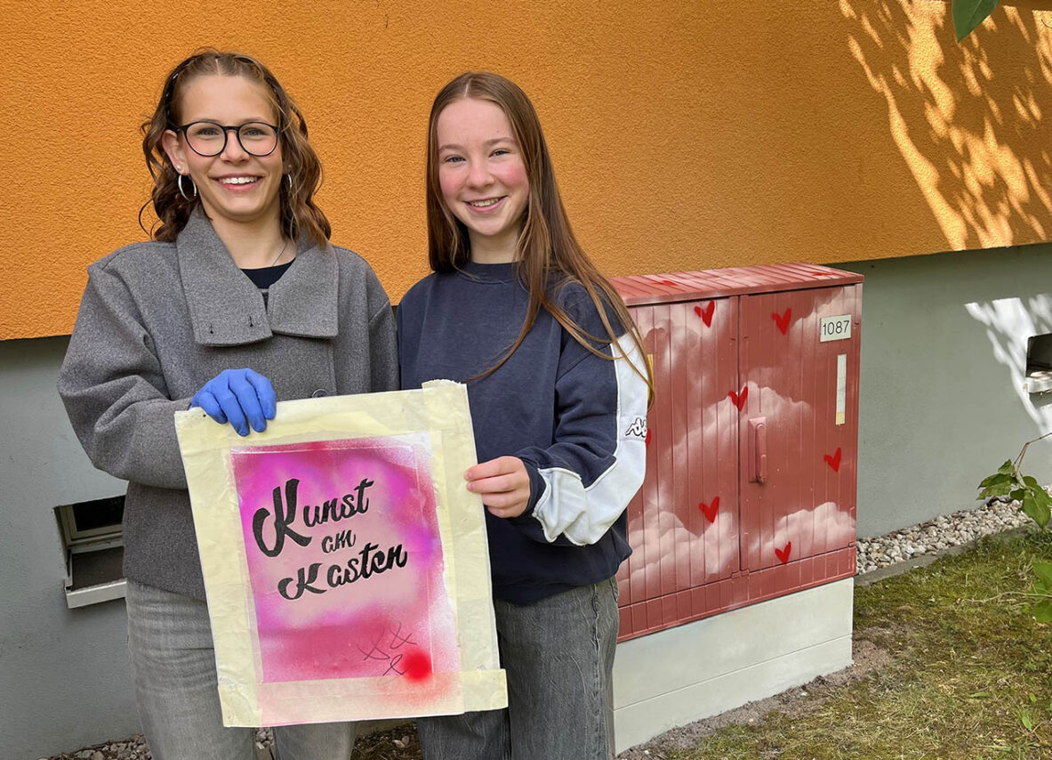 Kunst am Kasten Leni und Sofie – Gestalteten einen der Stromkästen: Leni (l.) und Sofie aus der Klasse 10 der Kulturanum-Schule. Foto: Stadtwerke Jena