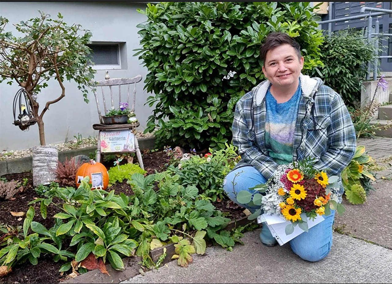 Anbei finden Sie ein Bild von Kathy Witte. Sie haben im vergangenen Jahr den Hauptpreis für die Grüne Oase erhalten, welche sie mit viel Hingabe und Kreativität rund um den Wohnblock in der Schrödingerstraße geschaffen hat. Foto: Stadt Jena