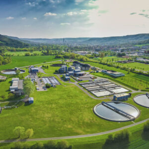 Am Donnerstag, 5. Juni 2025, lädt JenaWasser zum Tag der offenen Tür auf die Zentralkläranlage Jena-Zwätzen ein. Von 13:00 bis 17:00 Uhr können Interessierte einen einzigartigen Blick hinter die Kulissen der größten Umweltschutzeinrichtung der Stadt werfen. Foto: Stadtwerke Jena