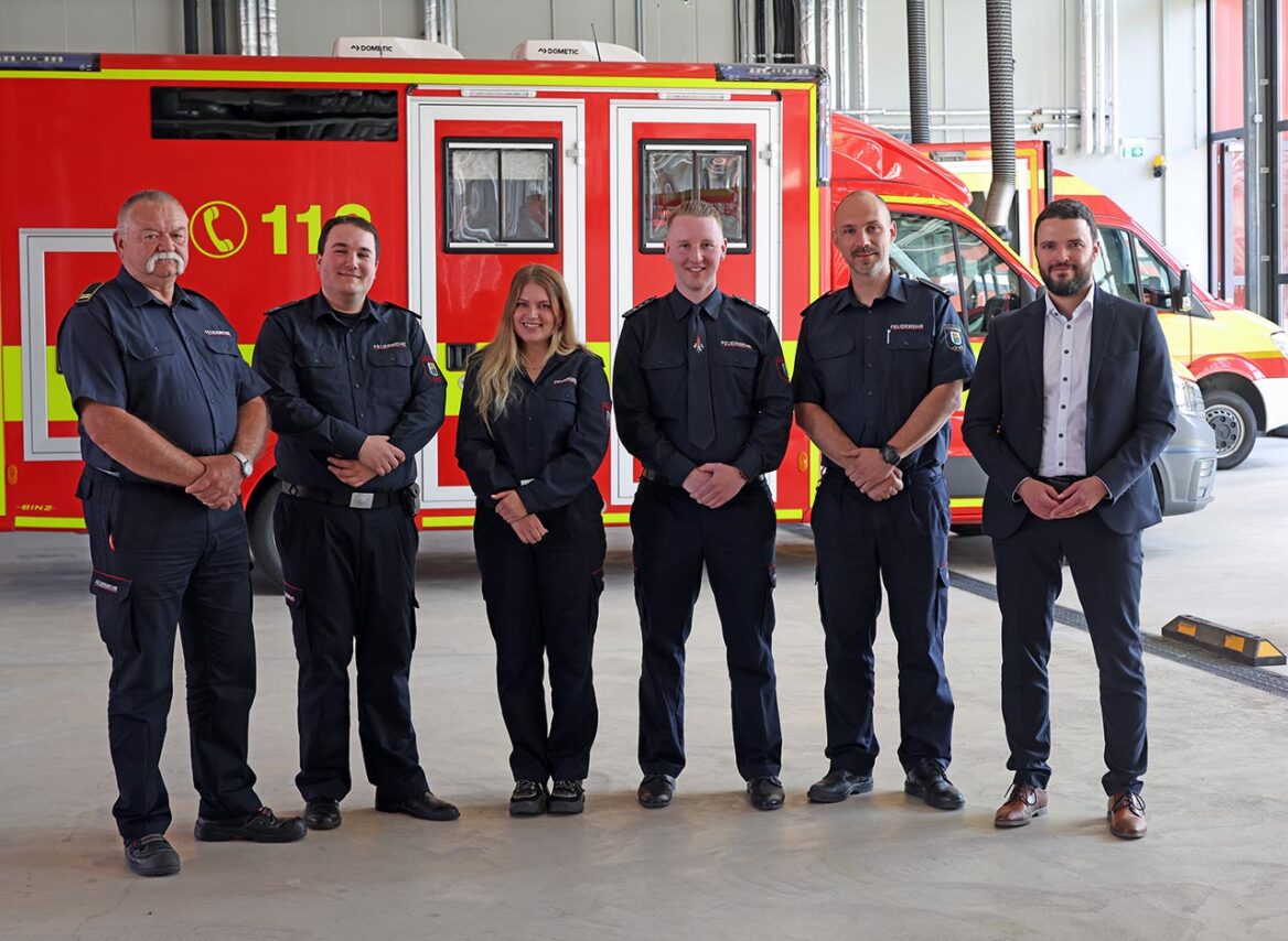 Junges Team an der Spitze des Stadtfeuerwehrverbandes JenaRalf Hertig, Fachdienstleiter Feuerwehr (ganz li.), Bürgermeister und Sicherheitsdezernent Benjamin Koppe (ganz re.) und Nick Ludwig (2. von re., stellvertretender Leiter Fachdienst Feuerwehr und bisheriger erster stellvertretender Vorsitzender des Stadtfeuerwehrverbandes) mit dem neuen Vorstand Dr. Tobias Kaaden, Gina-Sophie Merkel und Maximilian Hausmann (v. li.)
Foto: Stadt Jena