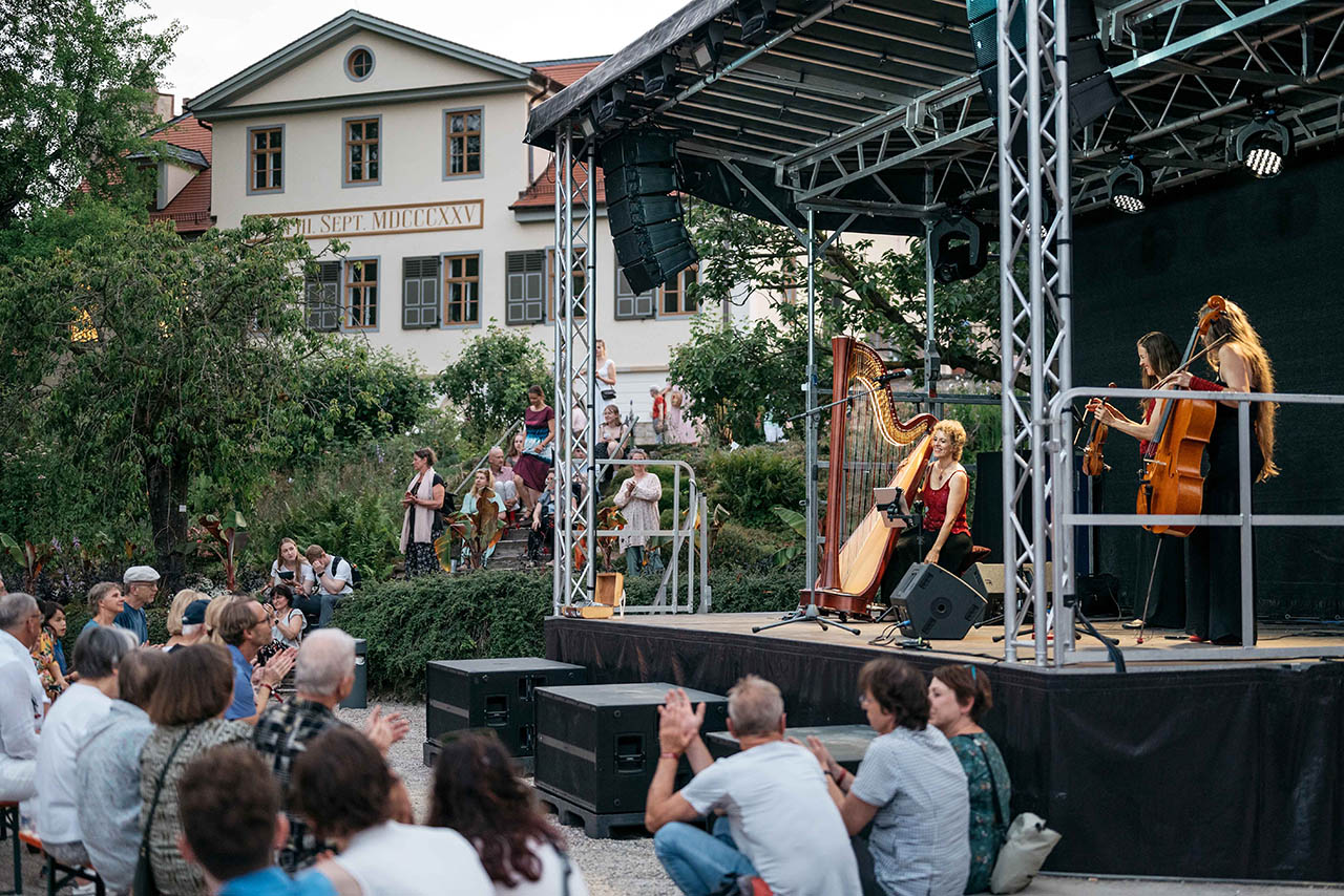 Klassik im Garten" 2024 mit der Formation "Tres con Pasión". (Foto: Christoph Worsch/Universität Jena)