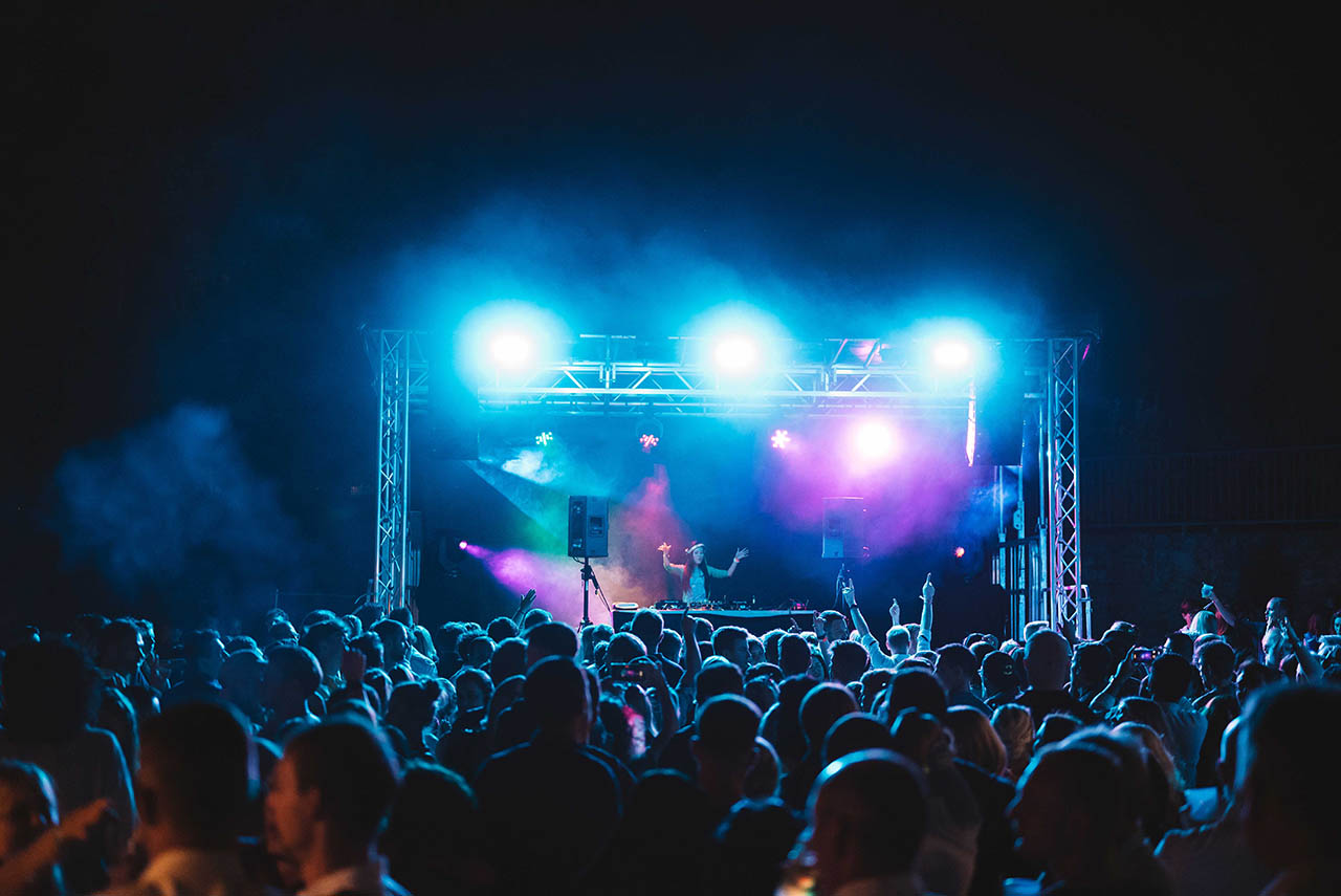 DJane Kim Noble, hier während des Sommerfestes 2024, wird auch in diesem Jahr auftreten. (Foto: Christoph Worsch/Universität Jena)