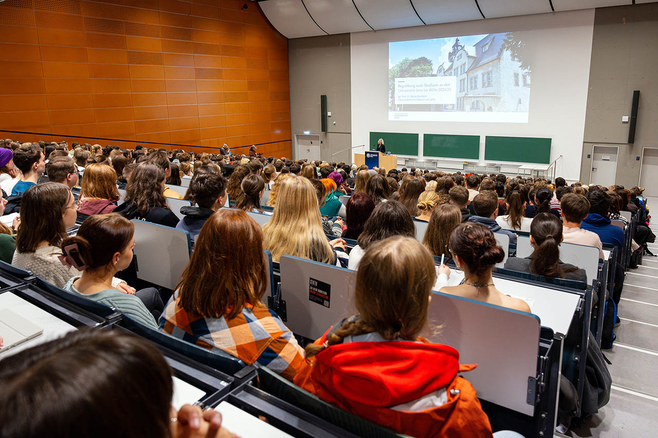 Studierende im vollbesetzten Hörsaal 1 der Universität Jena. (Foto: Nicole Nerger/Universität Jena)