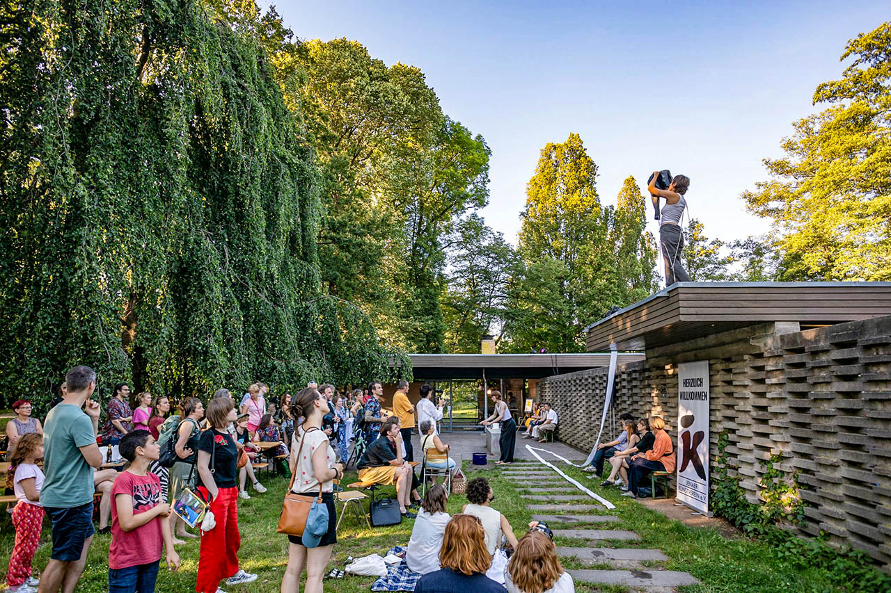 Jonah Martensen und Alina Trionow, Performance zum Sommerfest im Glashaus 2024, Foto: Tina Peißker