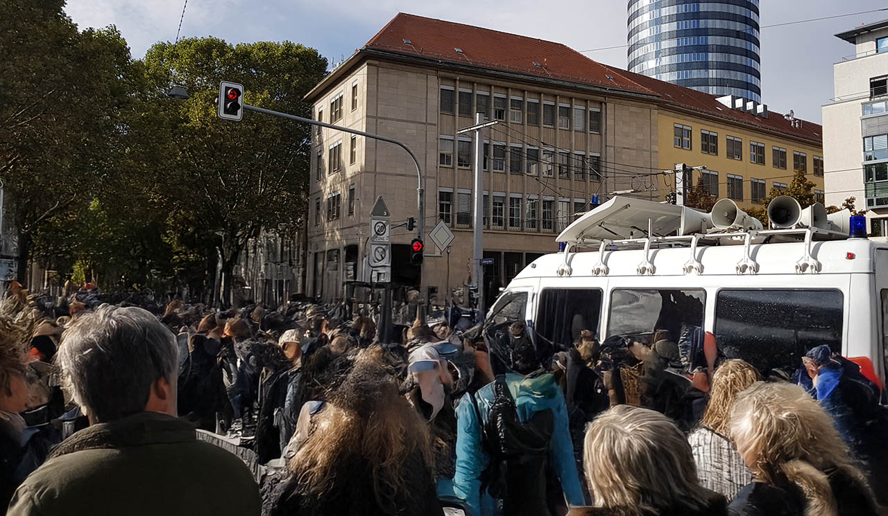 Am 14.06.2025 kommt es in Jena wegen einer Großdemonstration zu Verkehrsbehinderungen in der Innenstadt. Infos zu Sperrungen und Umleitungen hier. Foto-Illustration, Jenafotografx