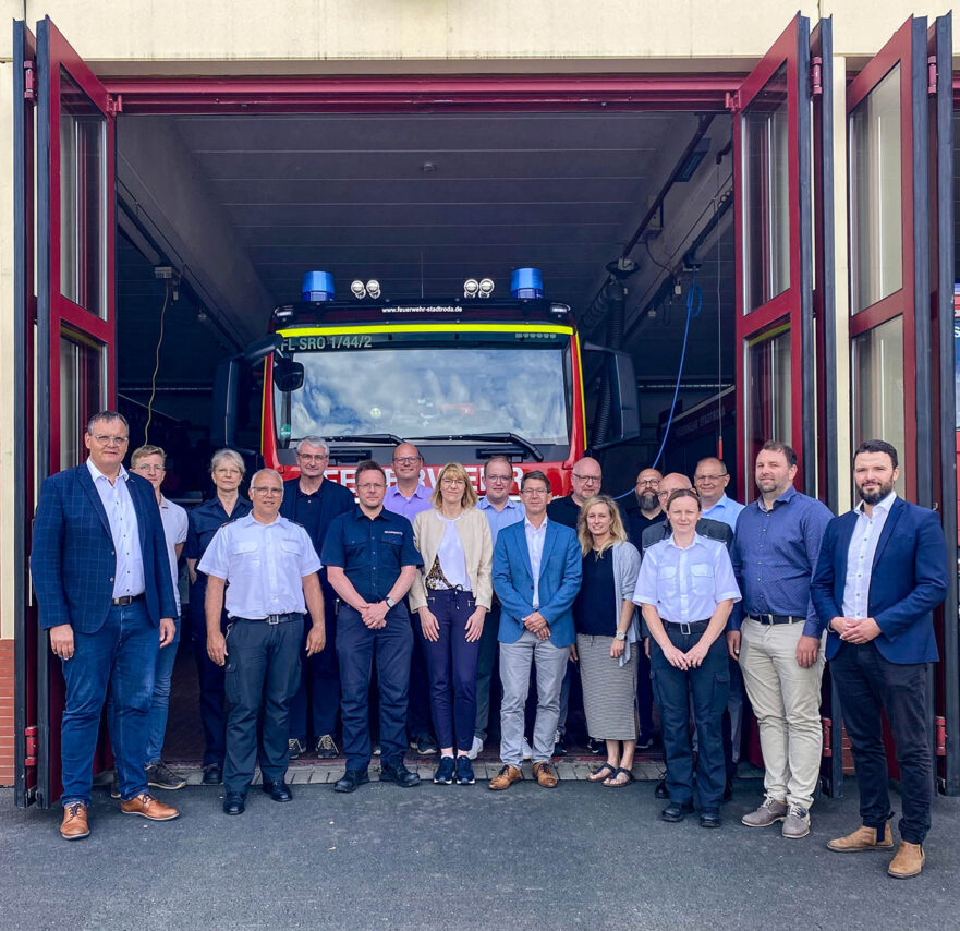 Ostthüringen treibt Leitstellenprojekt PiLOT.112 konsequent voran. Vertreterinnen und Vertreter des Leitstellenverbunds Ostthüringen bei ihrer Sitzung am 24. Juni 2025 in der Feuerwache Stadtroda. Ganz links im Bild ist Geras Oberbürgermeister Kurt Dannenberg (CDU); ganz rechts Jenas Bürgermeister und Dezernent für Finanzen, Sicherheit und Bürgerservice Benjamin Koppe (CDU). Foto: Stadt Jena