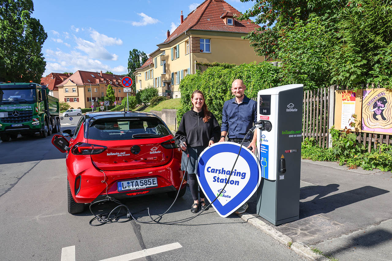 teilAuto erweitert sein Carsharing-Angebot in Jena um 16 neue Stellplätze. Kathleen Lützkendorf und Christian Vollrath an dem Carsharing-Platz an der Tatzenpromenade 17, der gerade auf Elektromobilität umgestellt wurde. Foto: Stadt Jena