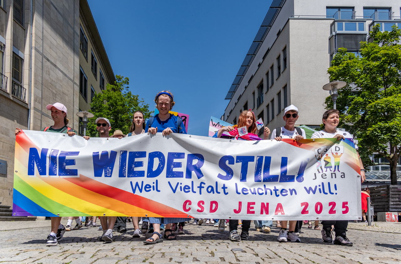 Beim CSD Jena 2025 demonstrierten bis zu 5000 Menschen friedlich für Vielfalt und Toleranz – mit Musik, Regenbogenflaggen und Zwischenkundgebungen. Foto: Frank Liebold, Jenafotografx