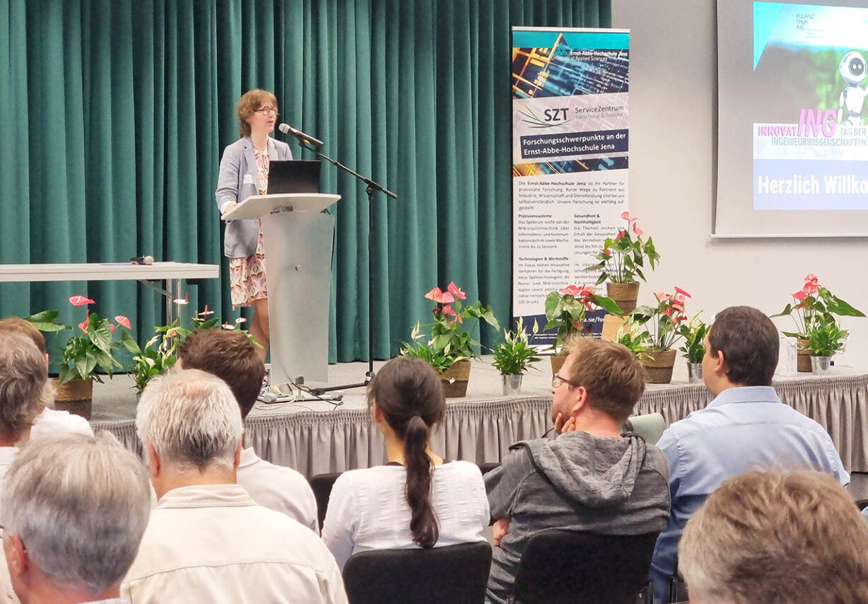 Vizepräsidentin der EAH Jena Prof. Kristin Mitte bei der Eröffnung der Veranstaltung. Foto: Marie Koch // FH Jena