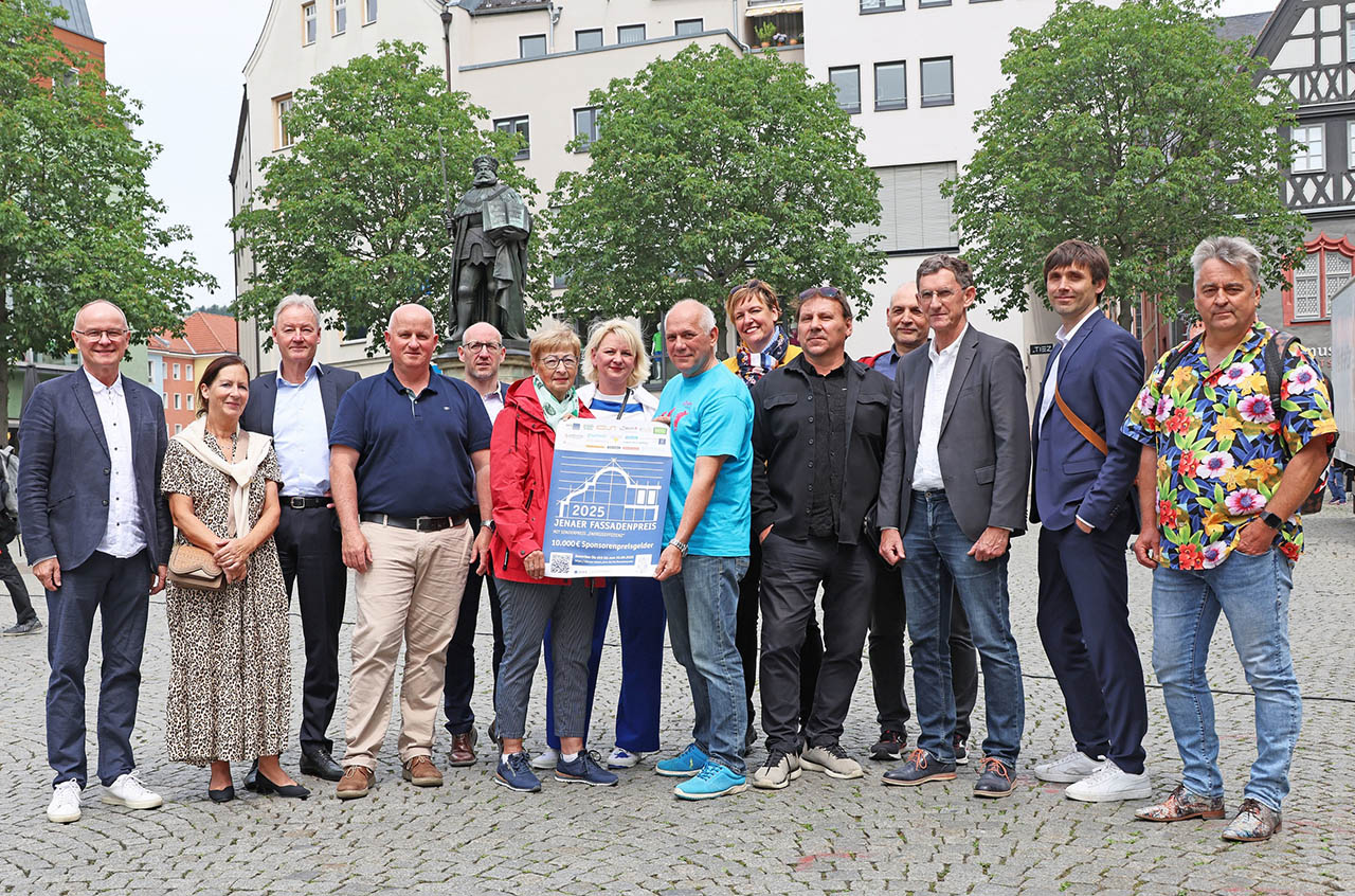 Die Sponsorinnen und Sponsoren des Jenaer Fassadenpreises mit Dirk Lange, Dezernent für Stadtentwicklung und Umwelt.Foto: Stadt Jena