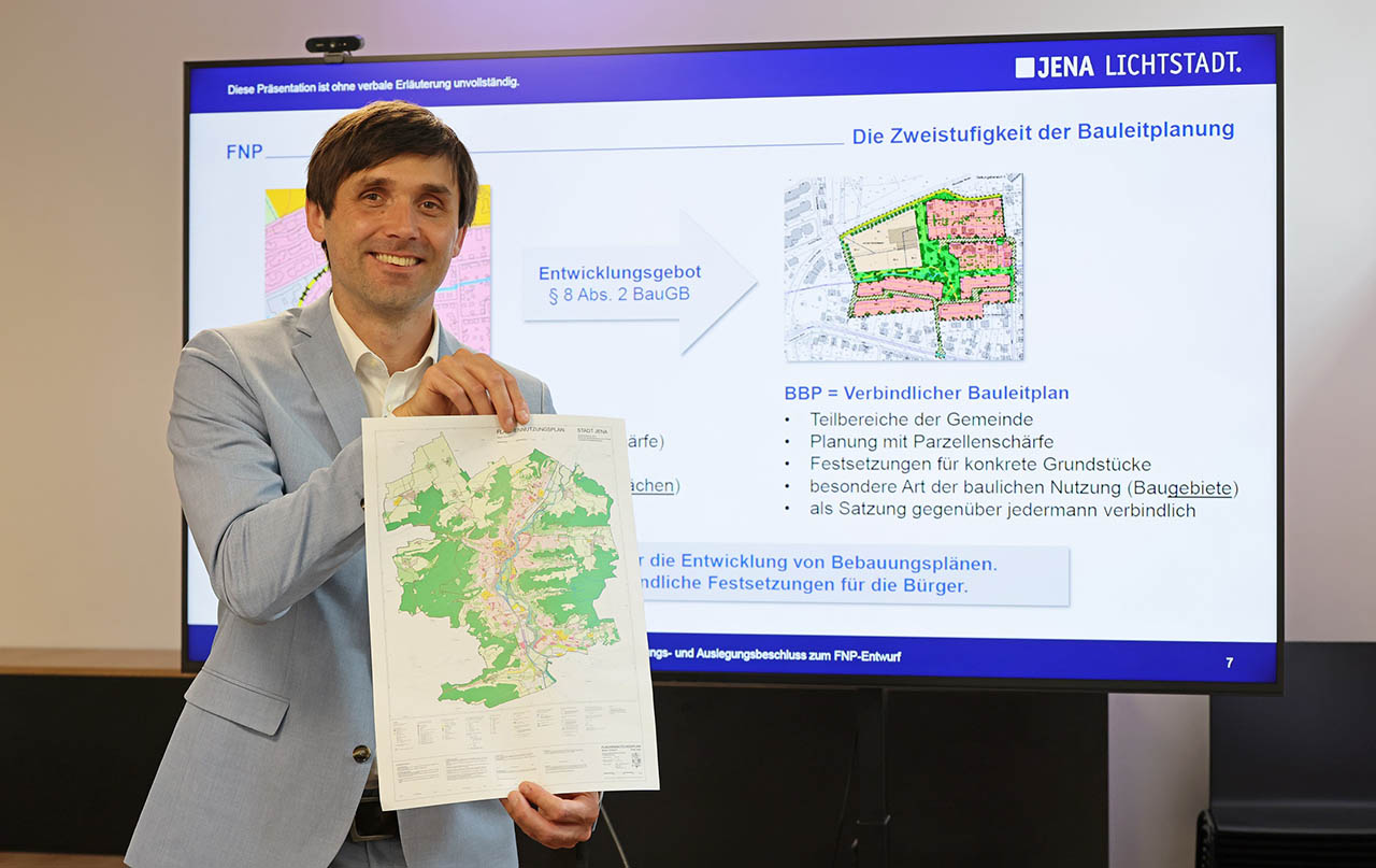 Dirk Lange, Dezernent für Stadtentwicklung und Umwelt, stellt den Entwurf des aktualisierten Flächennutzungsplans (FNP) für die Stadt Jena vor.Foto: Stadt Jena