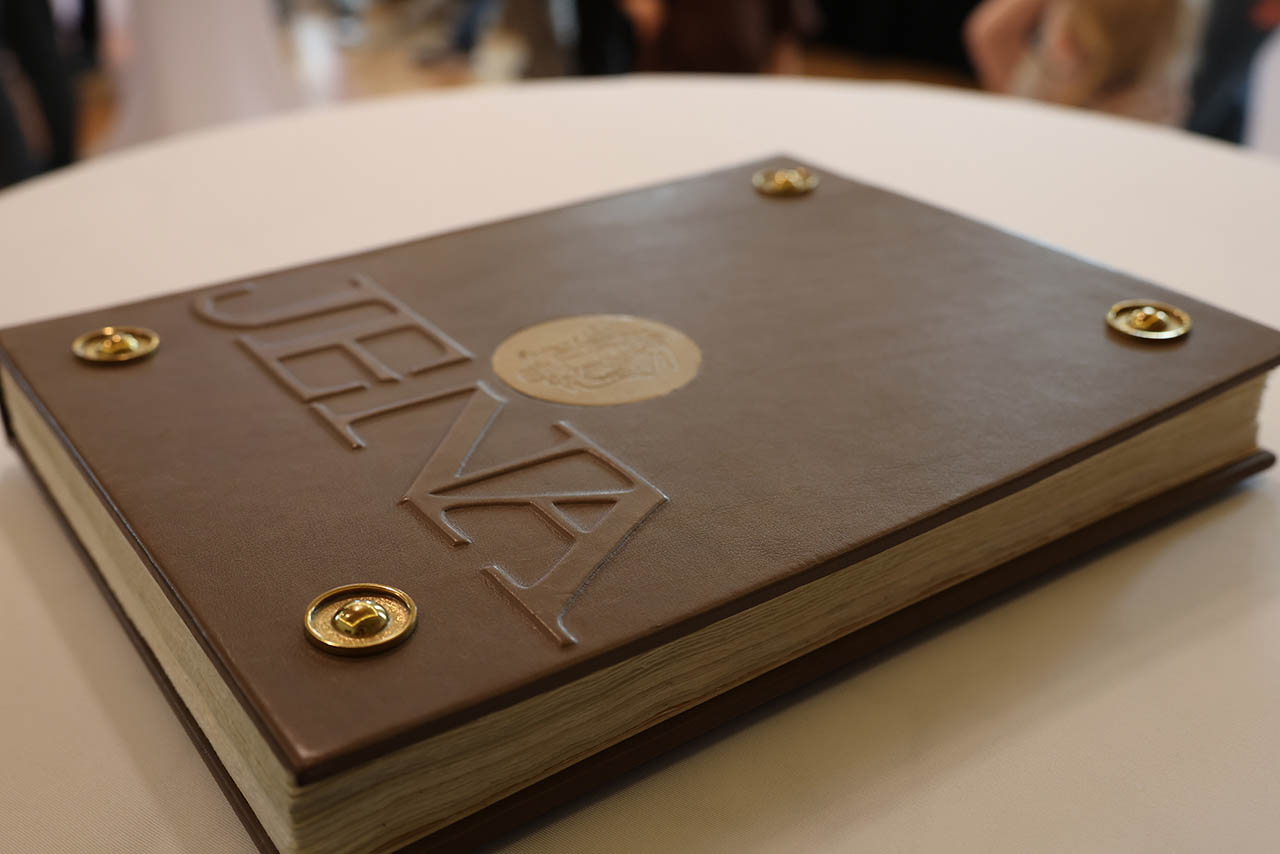 Bei einem feierlichen Empfang im Historischen Rathaus durfte sich die Mannschaft in das Goldene Buch der Stadt Jena eintragen. Foto: Stadt Jena