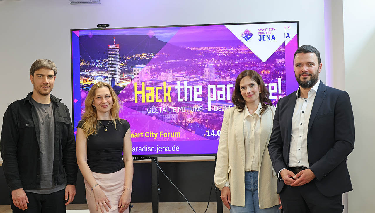 Domenique Dölz, Teilprojektleiter und Hauptorganisator des Hackathons, Projektassistentin Viktoriya Demchyk, Dorothea Prell, Smart City Beauftragte der Stadt Jena, und Bürgermeister und Digitalisierungsdezernent Benjamin Koppe stellen die Themenschwerpunkte und den Ablauf des diesjährigen Hackathons vor.Foto: Stadt Jena