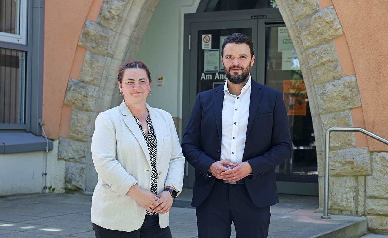 Jena verhängt Haushaltssperre: 12,5 Mio. Euro Einsparung.Kämmerin Jennifer Michall und Bürgermeister und Finanzdezernent Benjamin Koppe erläuterten die Hintergründe zur Haushaltssperre. Foto: Stadt Jena