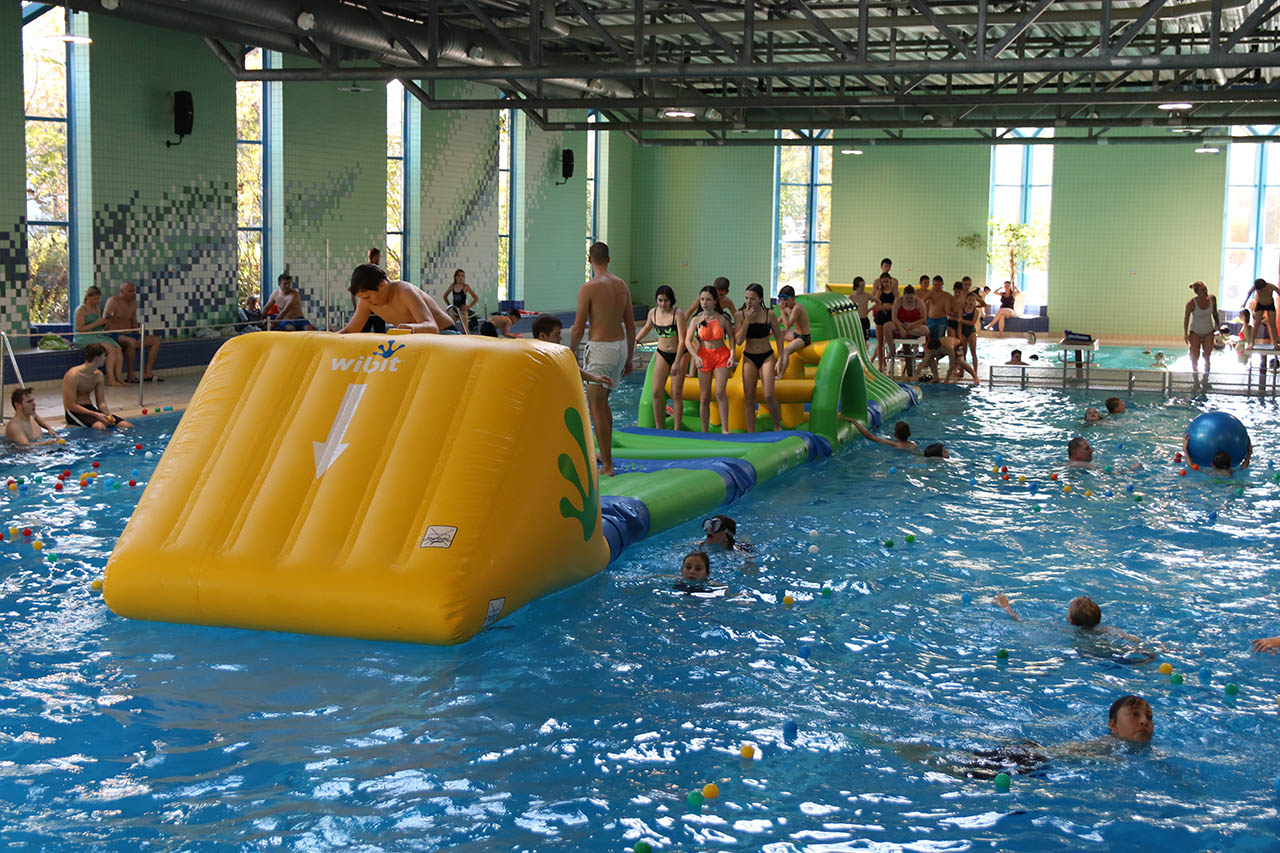Spiel, Spaß und Schwimmabzeichen: Jeden Montag erwartet Kinder im Freizeitbad GalaxSea ein buntes Sommerferienprogramm – wetterunabhängig & ohne Anmeldung. Foto: Jenaer Bäder