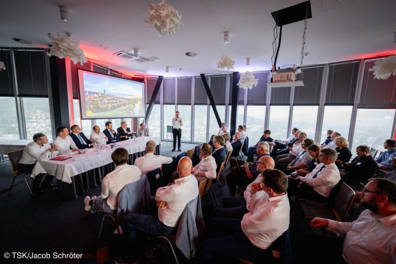 Beim Bahngipfel in Jena fordern Politik, Wirtschaft und Wissenschaft den Erhalt der IC-Verbindungen in Ostthüringen. Foto: TSK / Jacob Schröter
