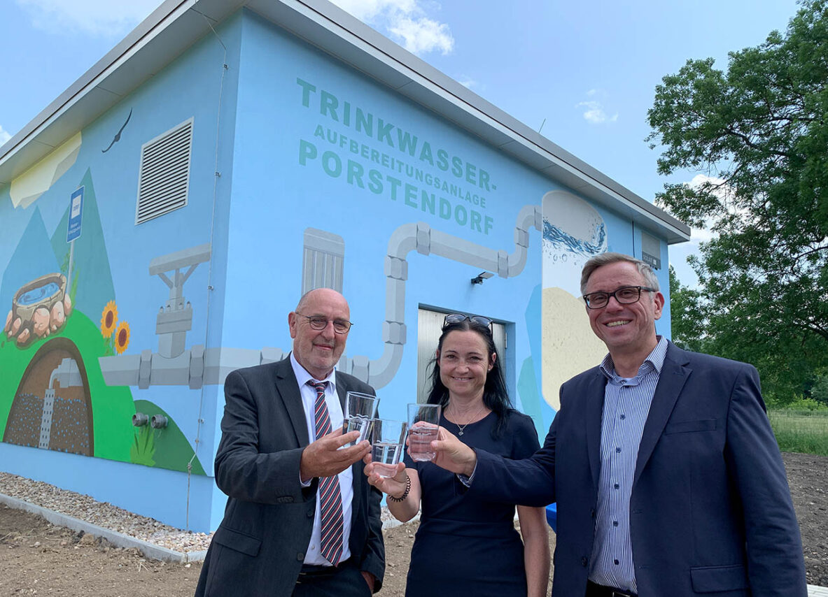 Stoßen gemeinsam auf das Wasserwerk Porstendorf an (vl): Jürgen Hofmann (Verbandsvorsitzender JenaWasser), Kristin Weiß (Geschäftsführerin Stadtwerke Jena Netze) und André Sack (Werkleiter JenaWasser). Foto: Stadtwerke Jena