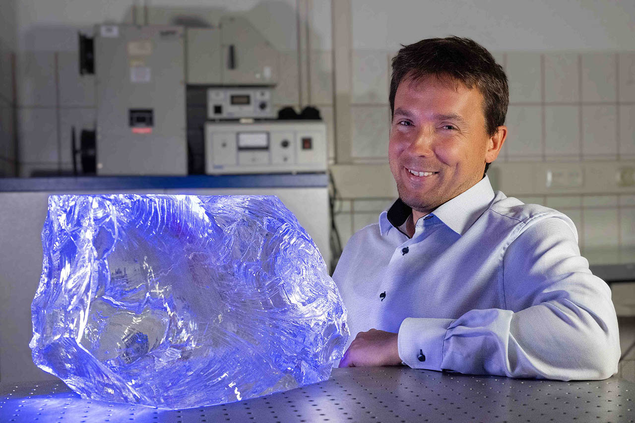 Prof. Dr.-Ing Lothar Wondraczek wurde für die Forschung zu Hybridgläsern mit dem prestigeträchtigen „Dalton Horizons Prize“ der Royal Society of Chemistry (UK) geehrt (Foto: Jens Meyer/Universität Jena).