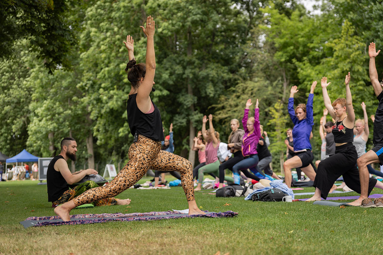 Der Hochschulsport der Friedrich-Schiller-Universität Jena lädt im Juni 2025 wieder zur Veranstaltungsreihe "YOGAPARADIES JENA" ein. Foto: Tobias Findeis