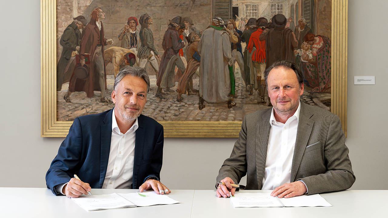 Prof. Dr. Andreas Marx, Präsident der Universität Jena (r.), und Igor Kästel, Regionalleiter der AOK PLUS, bei der Unterzeichnung des Kooperationsvertrages für ein umfassendes Gesundheitsmanagement. (Foto: Nicole Nerger/Universität Jena)