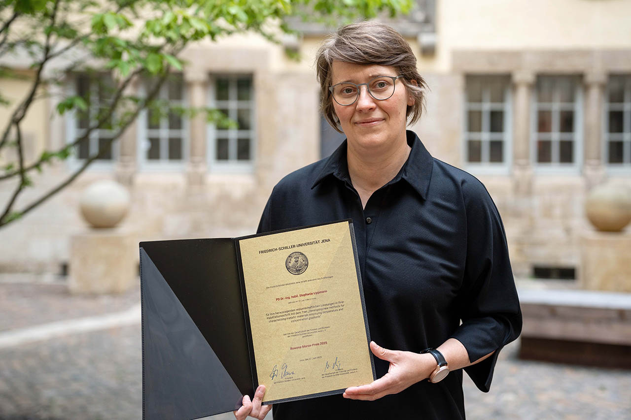 PD Dr.-Ing. habil. Stephanie Lippmann mit der Urkunde des Rowena-Morse-Preises, mit dem sie am Schillertag 2025 von der Universität Jena ausgezeichnet wurde. Foto: Nicole Nerger/Universität Jena