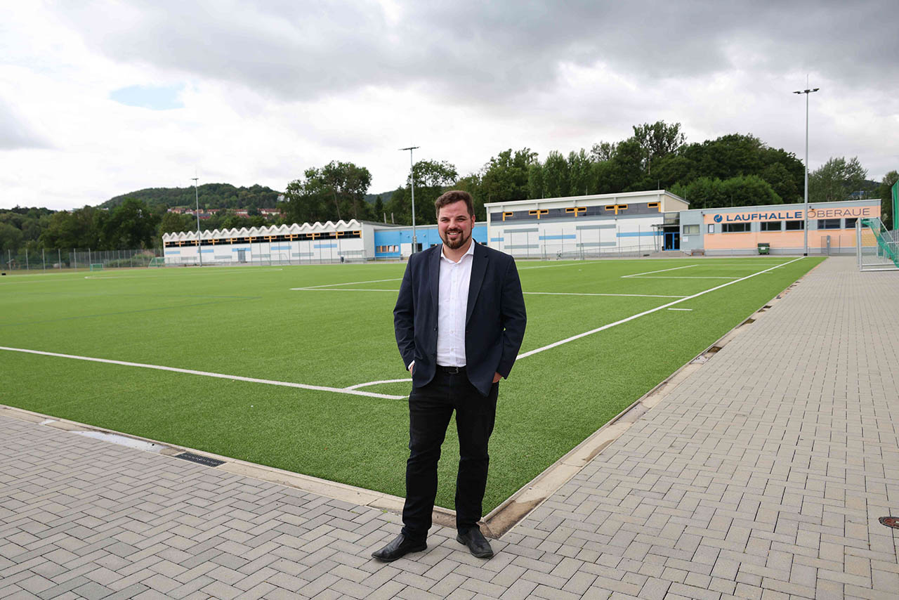 Johannes Schleußner, Dezernent für Bildung, Jugend, Kultur und Sport der Stadt Jena, am Sportkomplex Oberaue. Foto: Stadt Jena