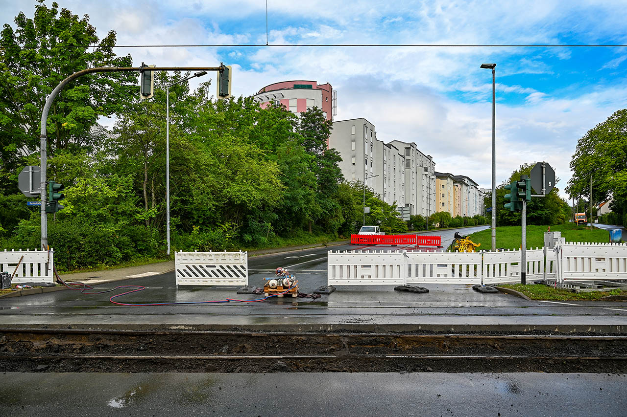 Winzerlaer Straße ab 4.8.2025 wieder offen. Buslinie 10 fährt regulär. Einschränkungen in der Kahlaischen Straße bleiben bis Ferienende bestehen. Foto: Stadtwerke Jena