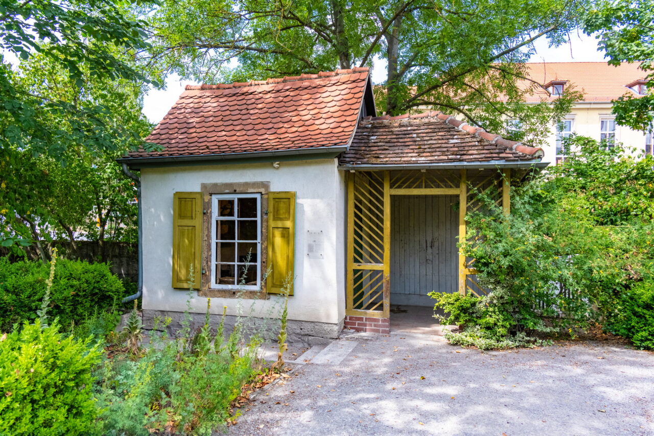 Besichtigung des Gartens mit historischer Anlage, Gartenzinne, Steintisch und Küchenhäuschen – ideal zum Flanieren und erholsamen Verweilen.