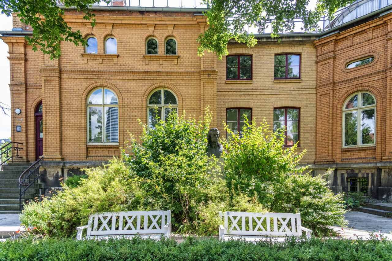 Schillers Gartenhaus in Jena ist ein Ort gelebter Literaturgeschichte – ruhig, inspirierend, authentisch. Ideal für Halbtagesausflüge, Familien und Kulturfreunde. Ein echtes Juwel in Thüringen!