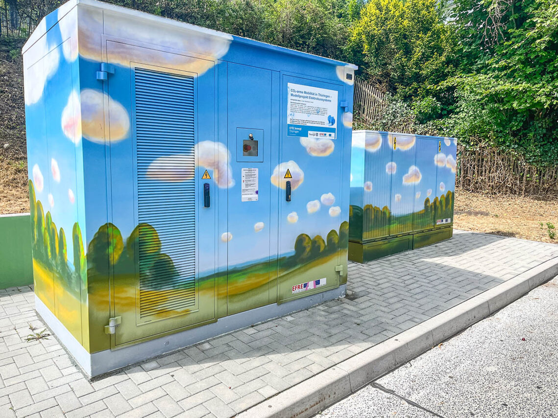 Die Haltestelle Langetal in Jena wurde künstlerisch aufgewertet. Graffitikunst ersetzt Vandalismus – für mehr Sicherheit und ein gepflegtes Stadtbild. Foto: Stadtwerke Jena