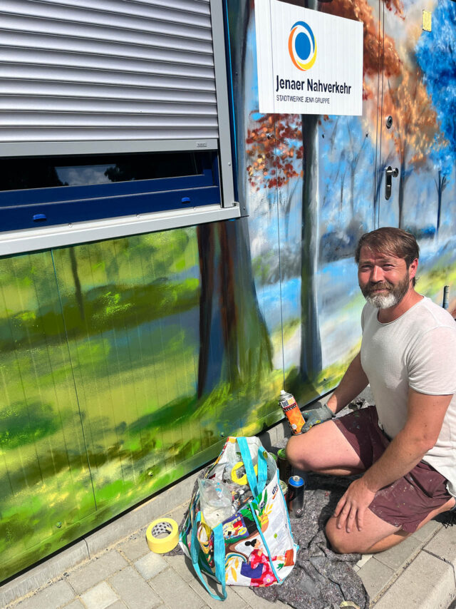 Graffiti-Künstler Michael Drosdek arbeitet an letzten Feinheiten für seine Kunstwerke an Stromversorgungsanlagen und Funktionsgebäude. Foto: Stadtwerke Jena