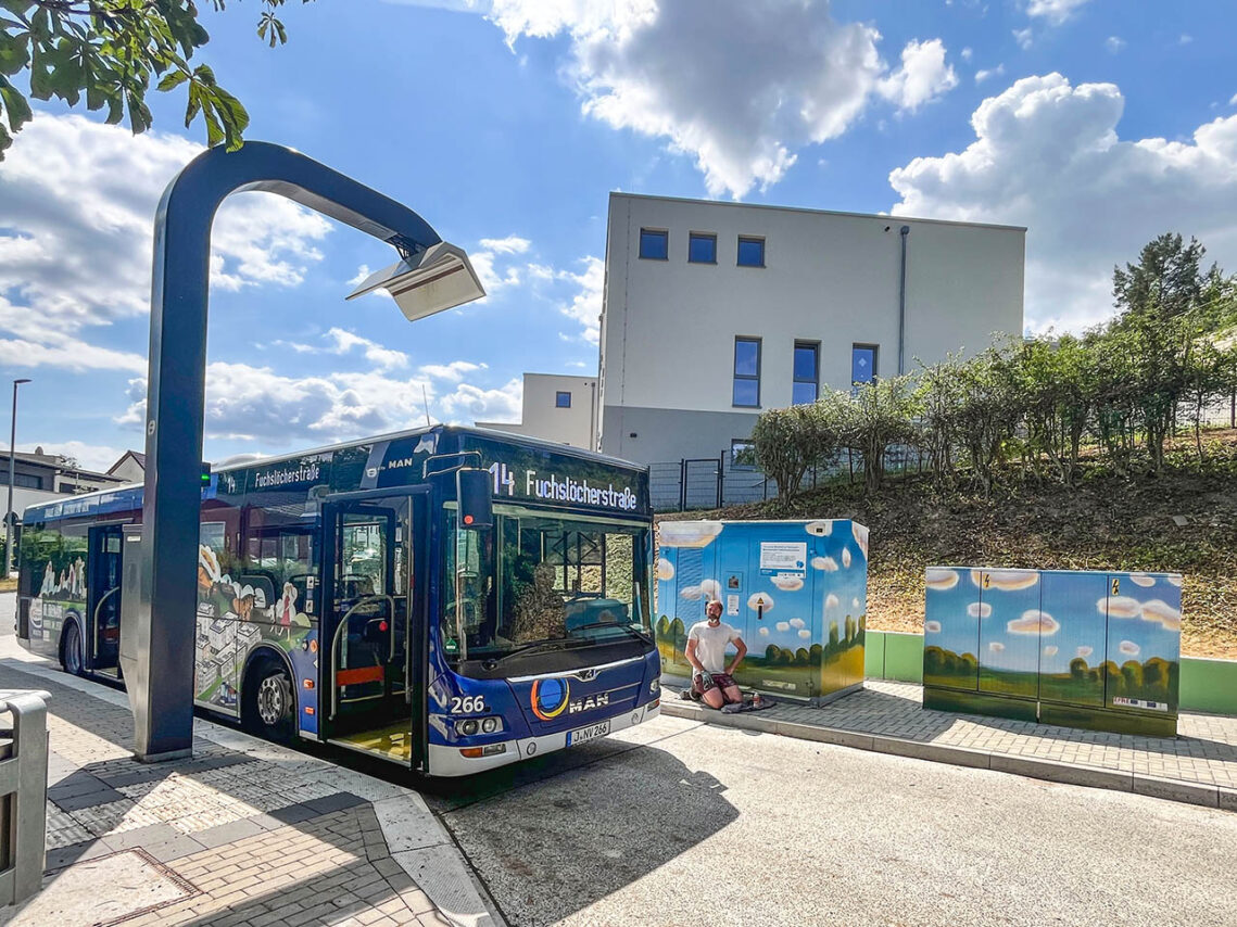 Die Haltestelle Langetal in Jena wurde künstlerisch aufgewertet. Graffitikunst ersetzt Vandalismus – für mehr Sicherheit und ein gepflegtes Stadtbild. Foto: Stadtwerke Jena