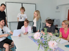 Kooperative Praxisberatung stärkt Jenas Schulen. Am Ernst-Abbe-Gymnasium kommt einmal im Monat die KoPrax-Runde zusammen: Lehrkräfte tauschen sich hier mit Schulsozialarbeitern, Mitarbeitenden des Allgemeinen Sozialen Dienstes (ASD), und der Offenen Kinder- und Jugendarbeit und Schulpsychologen aus. Der Kooperationsvertrag zur KoPrax für das Gymnasium wird nun erneuert. Foto: Stadt Jena