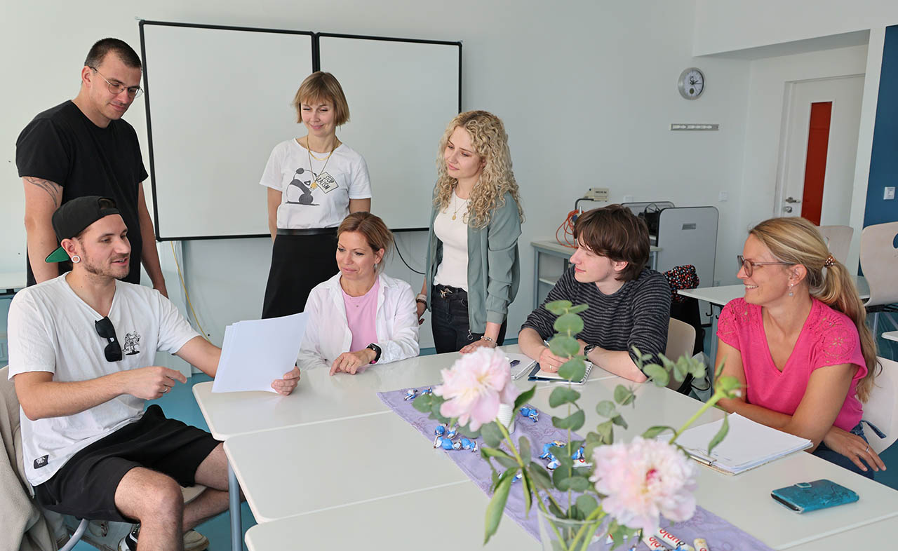 Kooperative Praxisberatung stärkt Jenas Schulen. Am Ernst-Abbe-Gymnasium kommt einmal im Monat die KoPrax-Runde zusammen: Lehrkräfte tauschen sich hier mit Schulsozialarbeitern, Mitarbeitenden des Allgemeinen Sozialen Dienstes (ASD), und der Offenen Kinder- und Jugendarbeit und Schulpsychologen aus. Der Kooperationsvertrag zur KoPrax für das Gymnasium wird nun erneuert. Foto: Stadt Jena