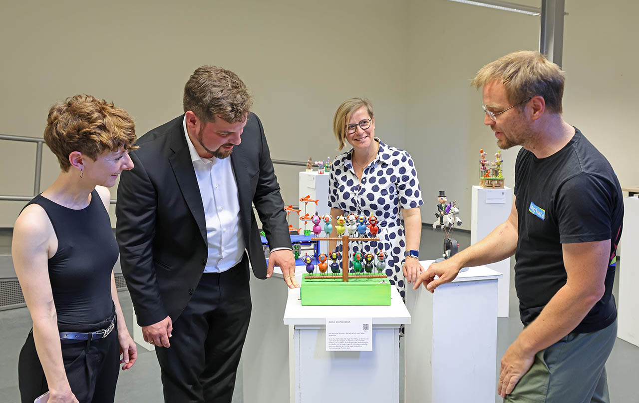 Bei Kunstfreunden genauso beliebt wie bei Technikbegeisterten: Die neue Sonderausstellung in der Imaginata zeigt kleine, unterhaltsame, mechanische Automaten. Die Verbindung von präziser Mechanik und poetischem, spielerischem Humor spricht auch Menschen an, die sonst nicht viel Kontakt zu MINT-Themen haben. Dieser Ansatz ist ein Baustein der Jenaer MINT-Strategie. Im Bild von links: Stefanie Teichmann (Bildungsmanagerin, Dezernat für Bildung, Jugend, Kultur und Sport), Johannes Schleußner (Dezernent für Bildung, Jugend, Kultur und Sport), Manuela Meyer (Vorstandsvorsitzende des Vereins witelo) und Christian Neumann (Leiter des Stationenparks des Vereins Imaginata).Fotos: Stadt Jena