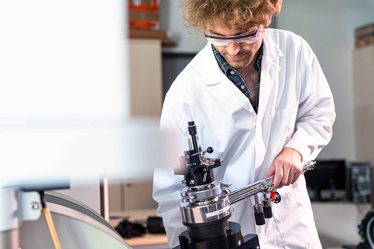 Dr. Benjamin Kintzel ist Co-Autor des Papers. Er untersucht an einem ESR-Spektrometer (Elektronen-Spin-Resonanz-Spektrometer) spin-elektrische Effekte (Foto: Nicole Nerger/Universität Jena)